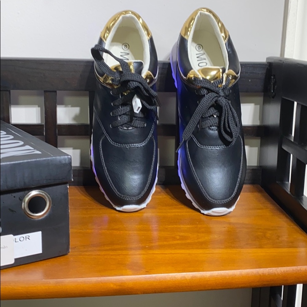 Sneakers - Picture 7 of 9